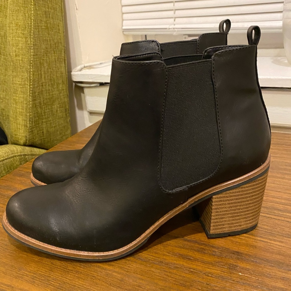 Black Women’s Chelsea Boots White Mountain